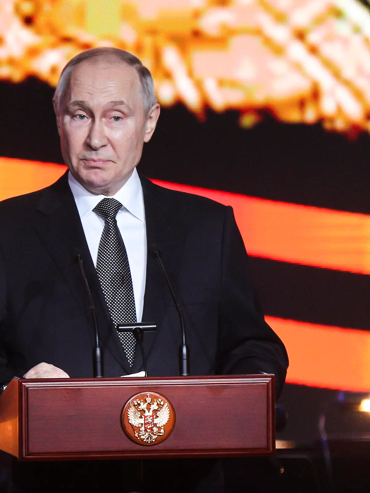 02.02.2023, Russland, Wolgograd: Wladimir Putin, Präsident von Russland, hält eine Rede während einer Gedenkfeier anlässlich des 80. Jahrestages des sowjetischen Sieges in der Schlacht von Stalingrad. 80 Jahre nach dem Sieg der Roten Armee über die Wehrmacht in der Schlacht um Stalingrad hat Kremlchef Wladimir Putin Deutschland vorgeworfen, sich erneut in einen Krieg mit Russland hineinziehen zu lassen. Foto: Uncredited/AP/dpa +++ dpa-Bildfunk +++