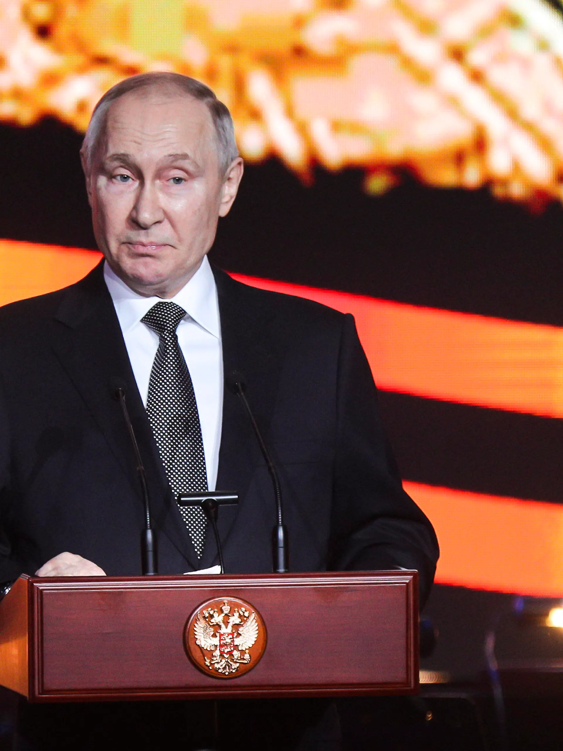02.02.2023, Russland, Wolgograd: Wladimir Putin, Präsident von Russland, hält eine Rede während einer Gedenkfeier anlässlich des 80. Jahrestages des sowjetischen Sieges in der Schlacht von Stalingrad. 80 Jahre nach dem Sieg der Roten Armee über die Wehrmacht in der Schlacht um Stalingrad hat Kremlchef Wladimir Putin Deutschland vorgeworfen, sich erneut in einen Krieg mit Russland hineinziehen zu lassen. Foto: Uncredited/AP/dpa +++ dpa-Bildfunk +++