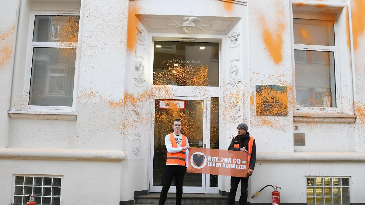 01.02.2023
Am Morgen gegen ca. 10 Uhr haben zwei aus Bottrop stammende Klimaaktivisten die RWE Zentrale in Essen aus zwei Feuerlöschern mit Farbe besprüht. Die Polizei rückte an und stellte die Personalien fest. Es entstand hoher Sachschaden.