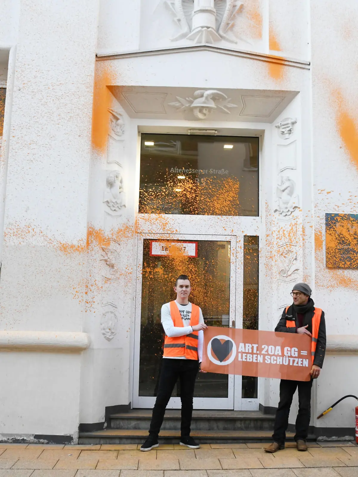 01.02.2023
Am Morgen gegen ca. 10 Uhr haben zwei aus Bottrop stammende Klimaaktivisten die RWE Zentrale in Essen aus zwei Feuerlöschern mit Farbe besprüht. Die Polizei rückte an und stellte die Personalien fest. Es entstand hoher Sachschaden.
