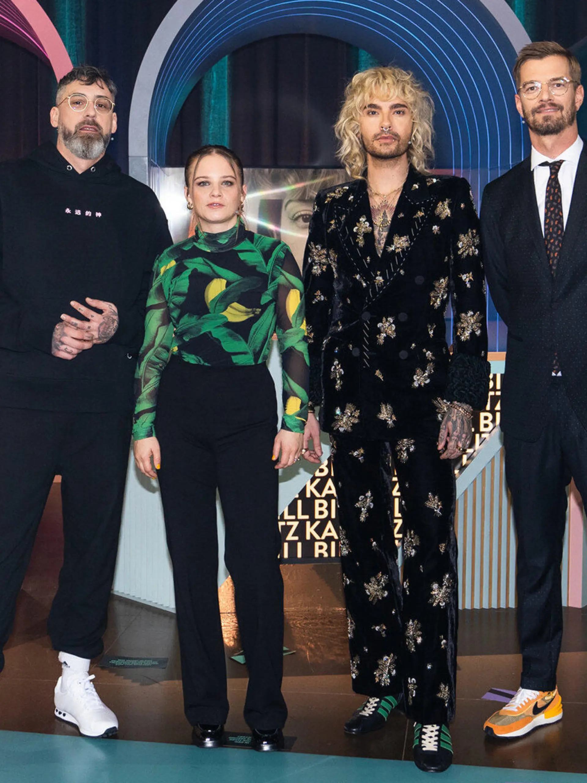 HANDOUT - 10.11.2022, ---: Sido (l-r), Jasna Fritzi Bauer, Bill Kaulitz und Joko Winterscheidt stehen in der Kulisse von «Wer stiehlt mir die Show?». In sechs neuen Folgen des ProSieben-Prominentenquizes wollen Schauspielerin Bauer und die Musiker Sido und Kaulitz ab 19.02.2023 dem Entertainer Joko den Job streitig machen. (zu dpa «Joko macht dem «Tatort» Konkurrenz») Foto: Weiya Yeung/ProSieben/dpa - ACHTUNG: Nur zur redaktionellen Verwendung im Zusammenhang mit einer Berichterstattung über die Sendung und nur mit vollständiger Nennung des vorstehenden Credits. Das Foto darf nicht verändert und nur im vollen Ausschnitt verwendet werden. Keine Archivierung. +++ dpa-Bildfunk +++