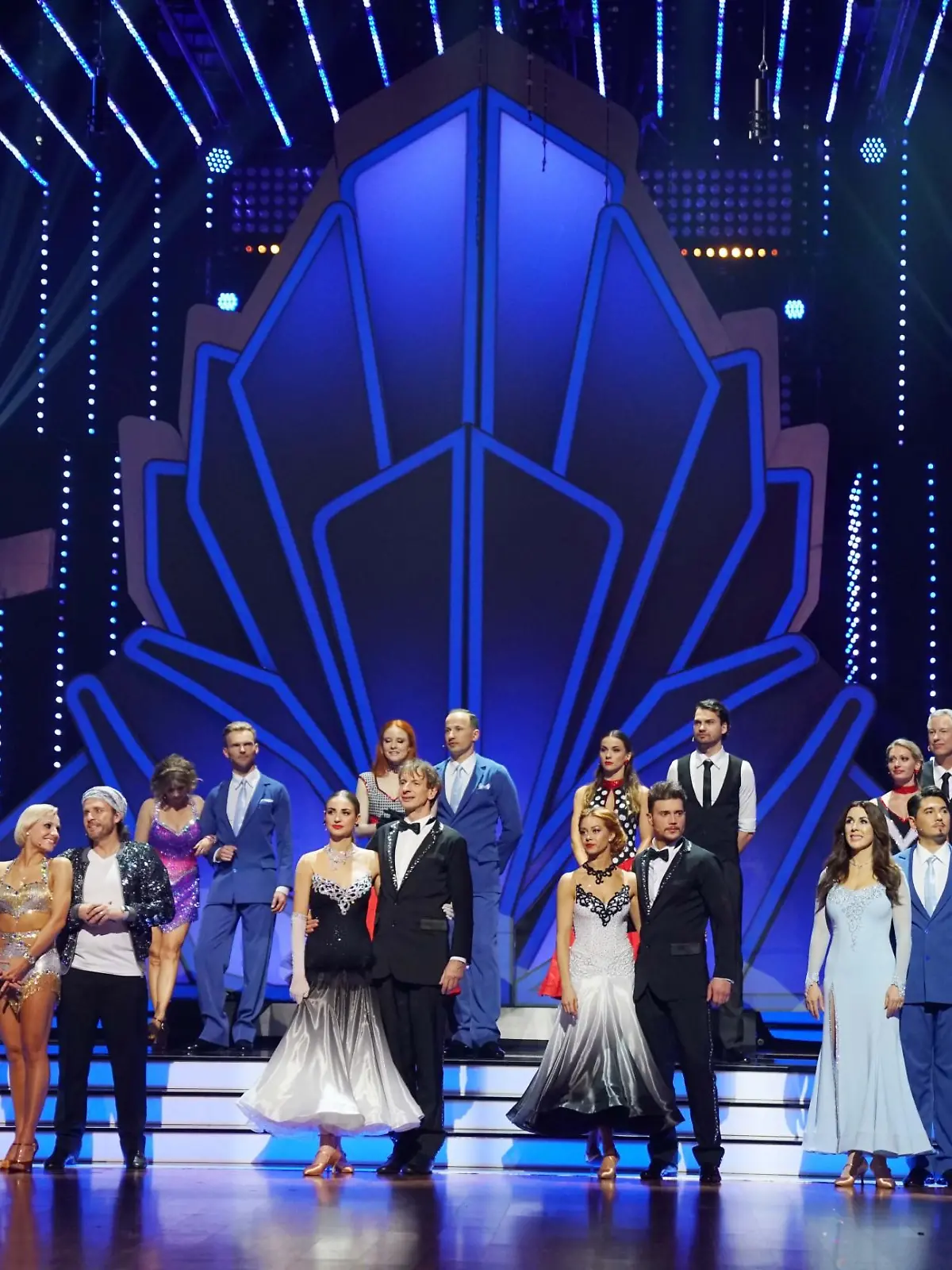 Die 14 Paare der "Kennenlernshow".

Verwendung der Bilder für Online-Medien ausschließlich mit folgender Verlinkung:'Alle Infos zu 'Let's Dance' im Special bei RTL.de: http://www.rtl.de/cms/sendungen/lets-dance.html