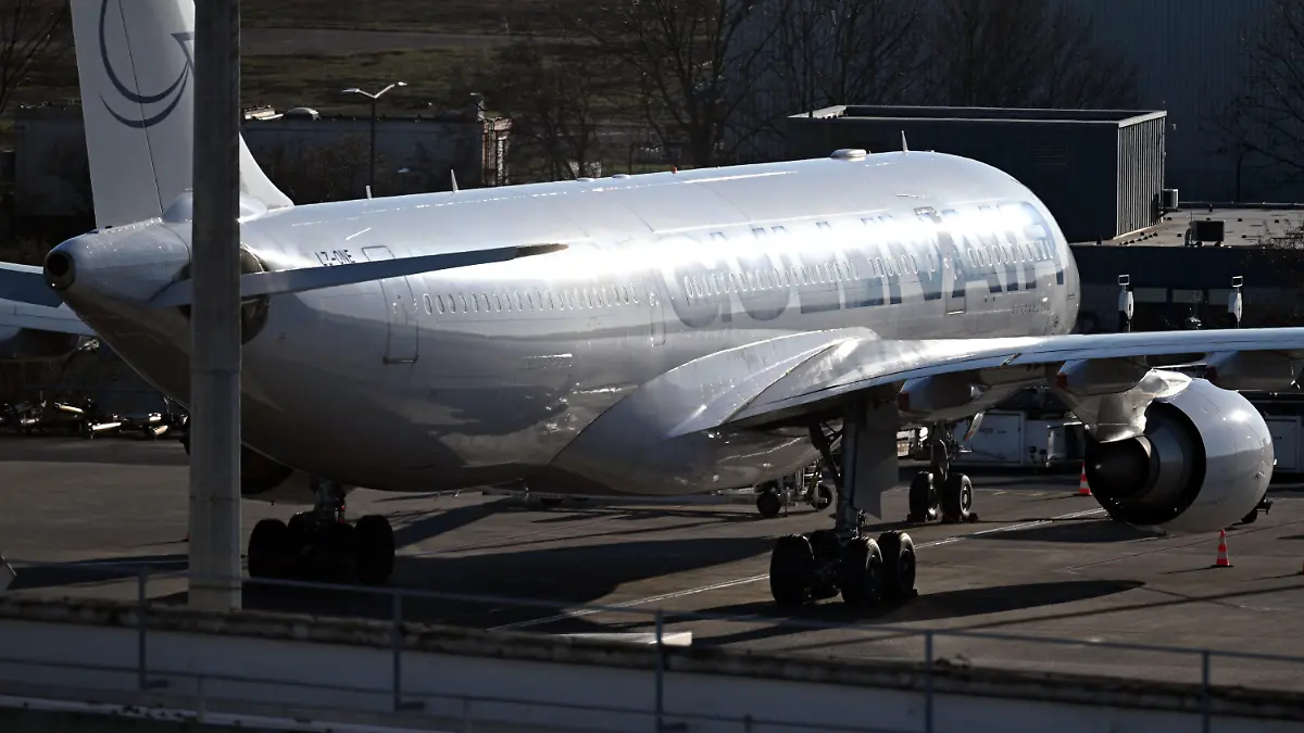 07.02.2023, Nordrhein-Westfalen, Köln: Ein Flugzeug, mit dem Rettungskräfte des Technischen Hilfswerks (THW) in die Türkei fliegen sollen, steht auf dem Flughafen Köln/Bonn. Um den Opfern der schweren Erdbeben in der Türkei zu helfen, machen sich Rettungskräfte des THW auf den Weg in das Krisengebiet. Foto: Federico Gambarini/dpa +++ dpa-Bildfunk +++