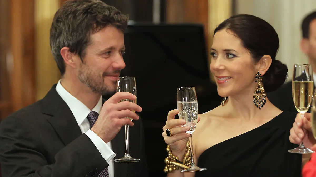 SCHWERIN, GERMANY - SEPTEMBER 27:  Danish Crown Prince Frederik and Danish Crown Princess Mary, who is pregnant with twins, attend a reception and dinner in their honour at Schloss Schwerin palace on September 27, 2010 in Schwerin, Germany. Prince Frederik and Princess Mary are on a two-day visit to northern Germany.  (Photo by Sean Gallup/Getty Images)