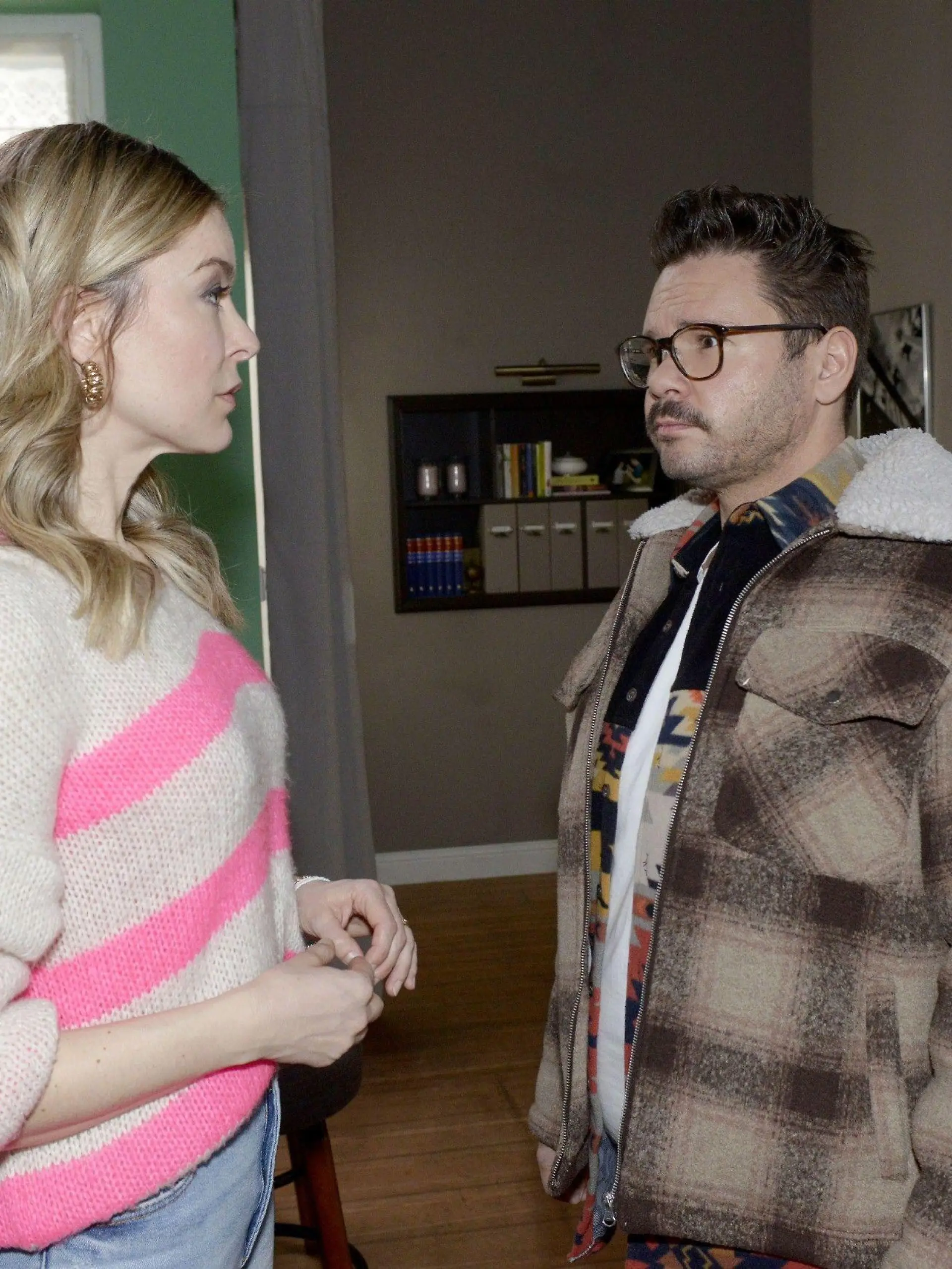 Jessica (Nina Ensmann) ist fassungslosim Gesräch mit Tuner (Thomas Drechsel). 

Die Verwendung des sendungsbezogenen Materials ist nur mit dem Hinweis und Verlinkung auf RTL+ gestattet.