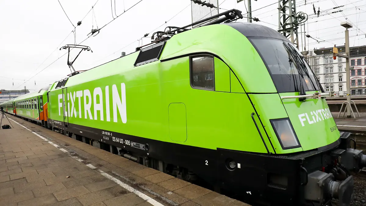 23.03.2018, Hamburg: Der neue Fernzugs FlixTrain steht vor seiner Premierenfahrt auf dem Bahnhof Altona. Der Flixtrain ist pünktlich zu seiner ersten Reise von Hamburg nach Köln gestartet. Reisende zwischen den beiden Städten können nun dauerhaft mit Fernzügen des Fernbus-Anbieters Flixbus reisen. Foto: Christian Charisius/dpa +++ dpa-Bildfunk +++