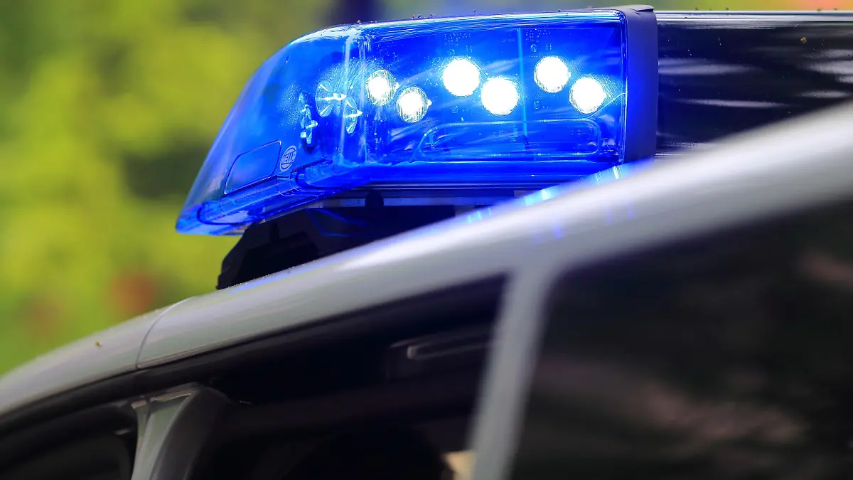 Ein Fahrzeug der Polizei ist am 13.06.2015 in Magdeburg (Sachsen-Anhalt) im Einsatz. Foto: Jens Wolf