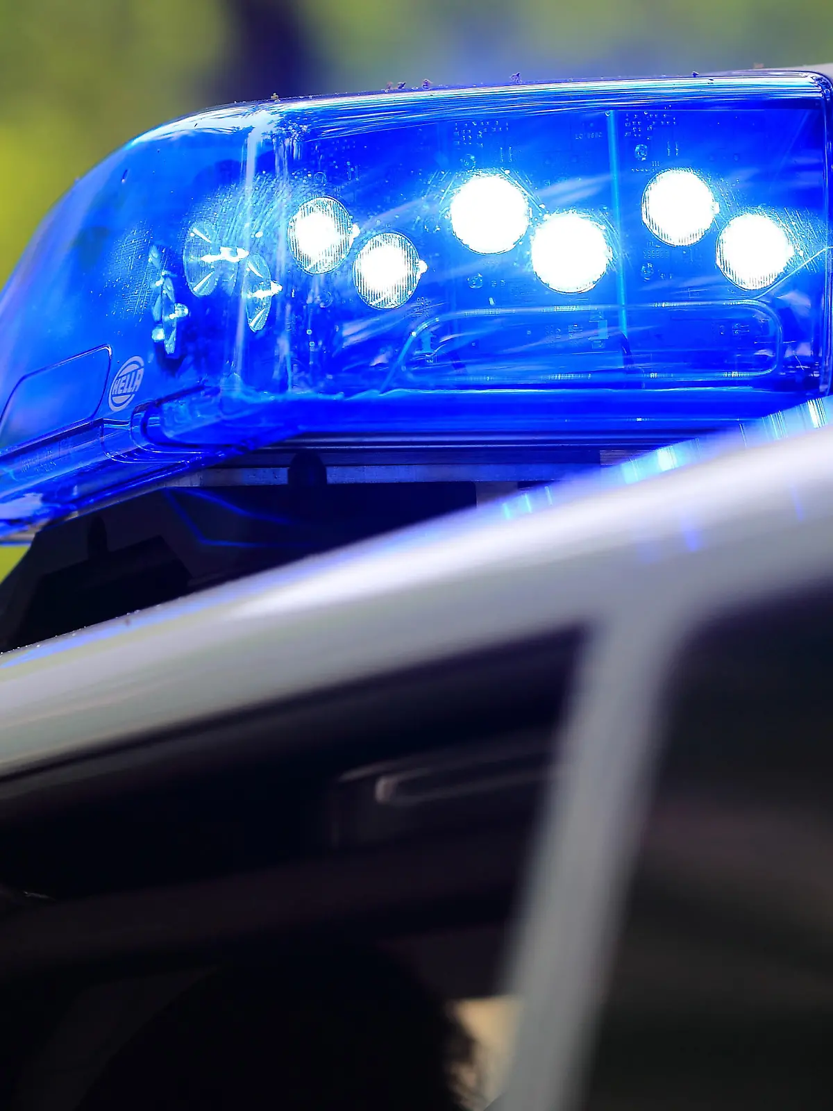 Ein Fahrzeug der Polizei ist am 13.06.2015 in Magdeburg (Sachsen-Anhalt) im Einsatz. Foto: Jens Wolf