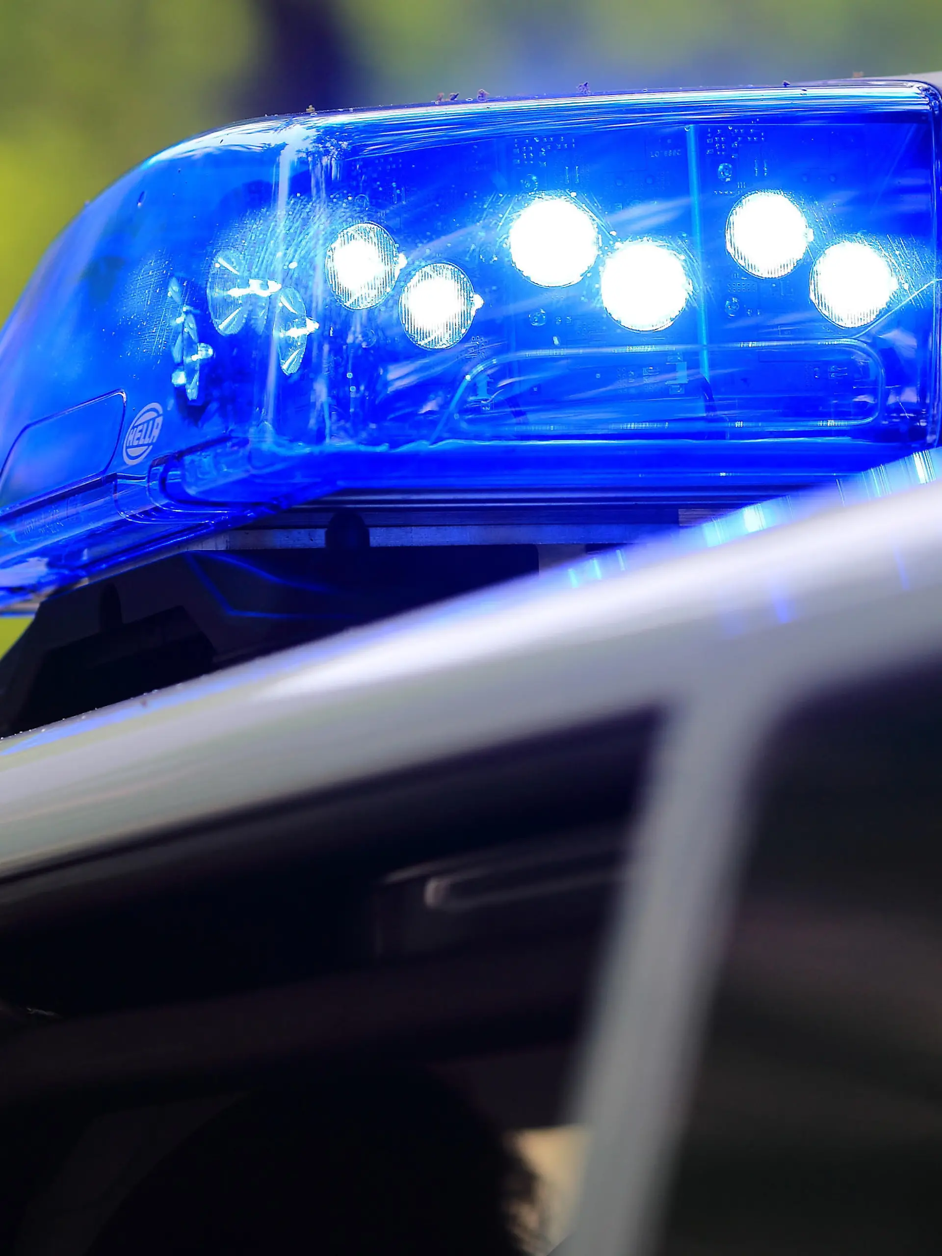 Ein Fahrzeug der Polizei ist am 13.06.2015 in Magdeburg (Sachsen-Anhalt) im Einsatz. Foto: Jens Wolf