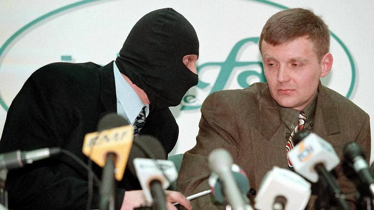 ARCHIV -  A file photograph showing Russian Federal Security Service (FSB) colonel Alexander Litvinenko (R) and a colleague wearing a mask, to protect his identity (L), speaking to each other during their press conference at the 'Interfax' news agency on Tuesday, 17 November 1998.  Photo: EPA/SERGEI KAPTILKIN (zu dpa "Untersuchung des Mordfalls Litwinenko: Ergebnisse diplomatisch heikel" am 20.01.2016) +++(c) dpa - Bildfunk+++