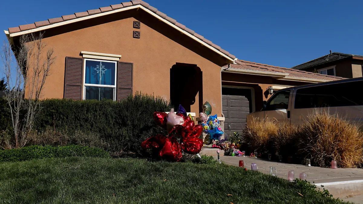 FILE PHOTO: Balloons, stuffed animals and flowers are seen in the front yard of the home of David Allen and Louise Anna Turpin in Perris, California, U.S., January 24, 2018. REUTERS/Mike Blake/File Photo