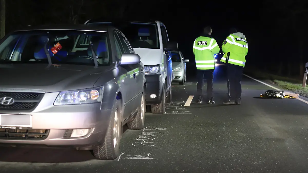 Die Autos der beiden Streithähne - warum stiegen die Männer mitten auf der Landstraße einfach aus?