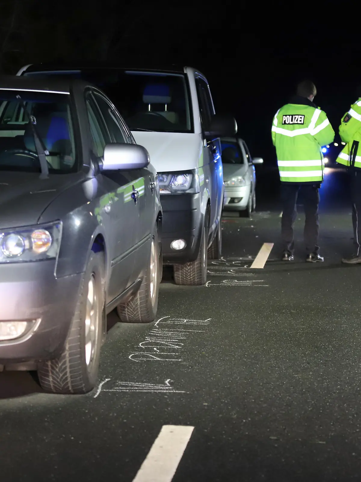 Die Autos der beiden Streithähne - warum stiegen die Männer mitten auf der Landstraße einfach aus?