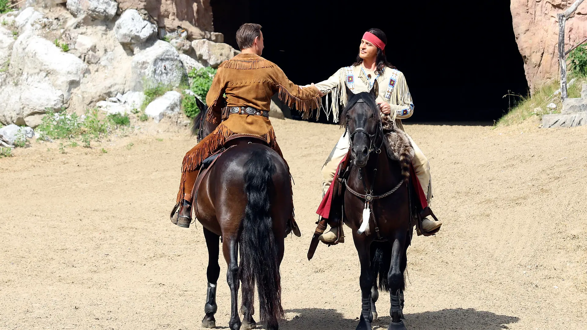 Nicolas König und Alexander Klaws bei einer Aufführung von 'Der Ölprinz' bei den Karl-May-Festspielen 2022 im Freilichttheater am Kalkberg. Bad Segeberg, 06.08.2022