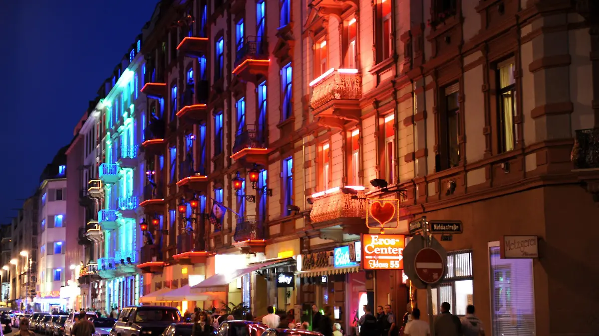 Bunt beleuchtet sind am Donnerstagabend (19.08.2010) die Häuser im Rotlichtviertel in Frankfurt am Main. Das Frankfurter Bahnhofsviertel feierte mit Rundgängen und Führungen seine Vielfalt. Doch trotz positiver Ansätze gibt es immer noch genug Probleme im Rotlichtdistrikt. Foto: Arne Dedert dpa/lhe +++(c) dpa - Bildfunk+++
