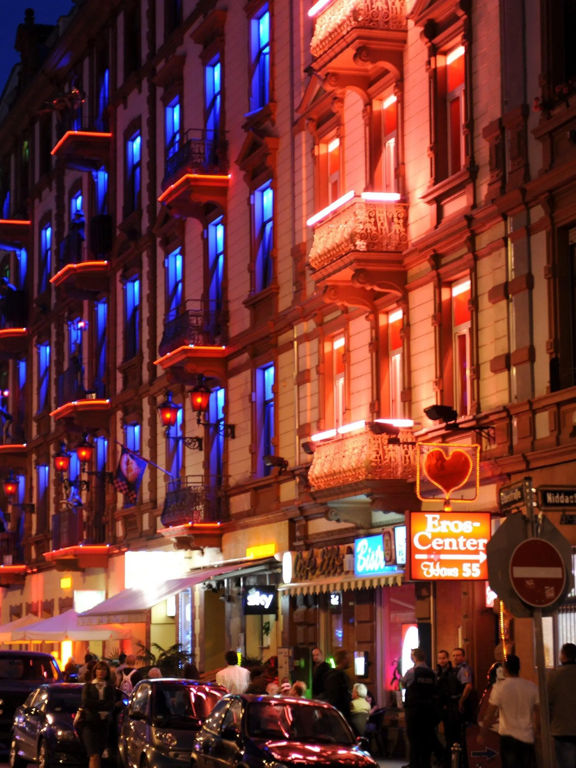 Bunt beleuchtet sind am Donnerstagabend (19.08.2010) die Häuser im Rotlichtviertel in Frankfurt am Main. Das Frankfurter Bahnhofsviertel feierte mit Rundgängen und Führungen seine Vielfalt. Doch trotz positiver Ansätze gibt es immer noch genug Probleme im Rotlichtdistrikt. Foto: Arne Dedert dpa/lhe  +++(c) dpa - Bildfunk+++