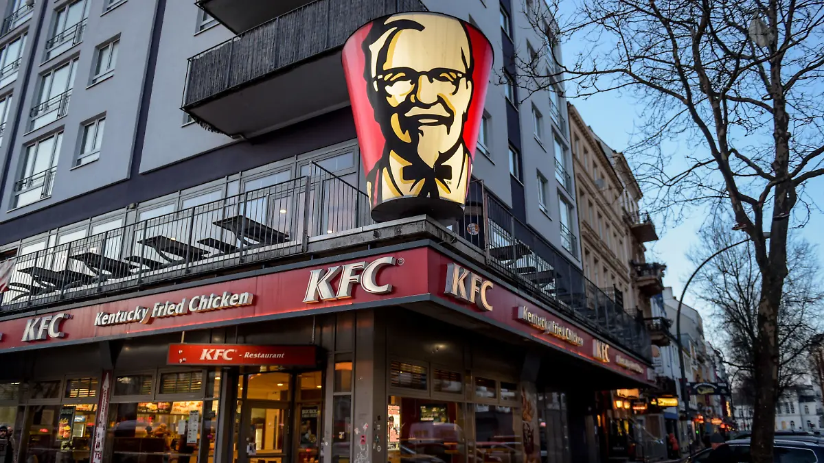 01.03.2018, Hamburg: Das Restaurant der Fastfood-Kette Kentucky Fried Chicken (KFC) an der Hamburger Reeperbahn wird von der Außenwerbung illuminiert. Die Kette will die Zahl ihrer Restaurants in Deutschland verdreifachen. Foto: Axel Heimken/dpa +++ dpa-Bildfunk +++