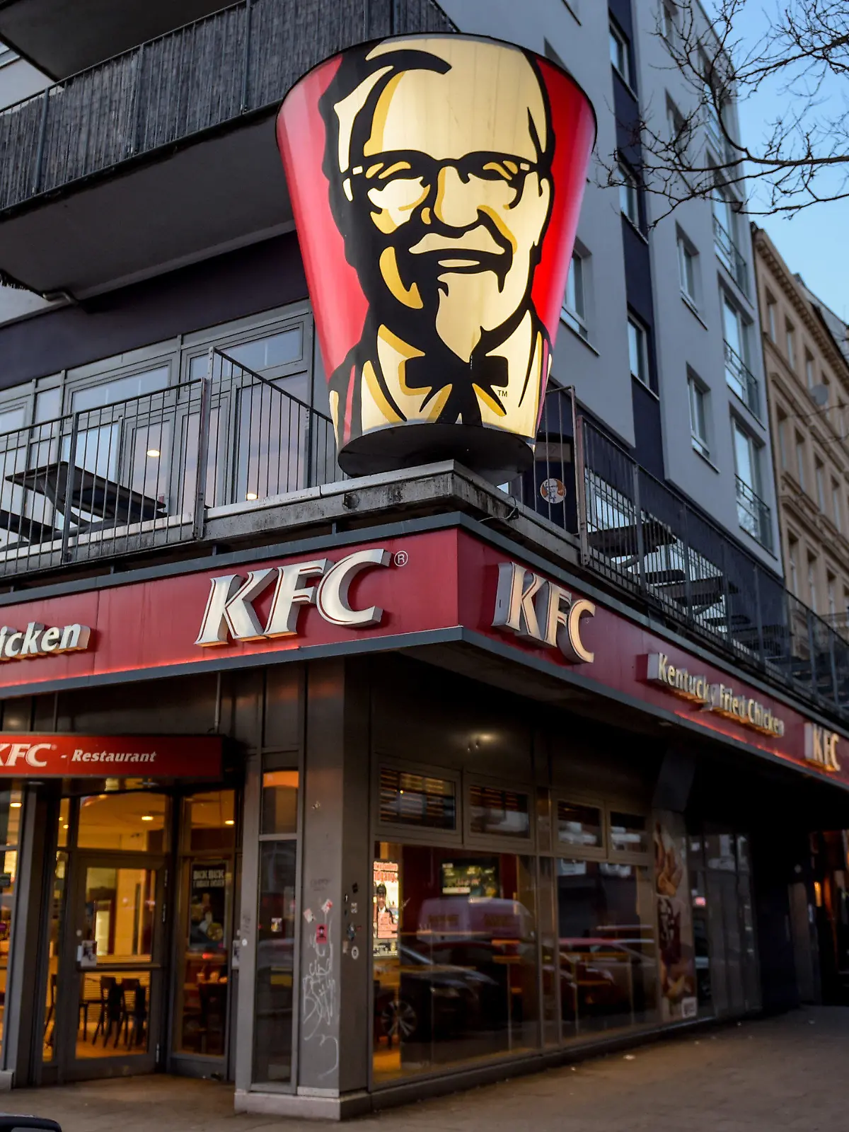 01.03.2018, Hamburg: Das Restaurant der Fastfood-Kette Kentucky Fried Chicken (KFC) an der Hamburger Reeperbahn wird von der Außenwerbung illuminiert. Die Kette will die Zahl ihrer Restaurants in Deutschland verdreifachen. Foto: Axel Heimken/dpa +++ dpa-Bildfunk +++