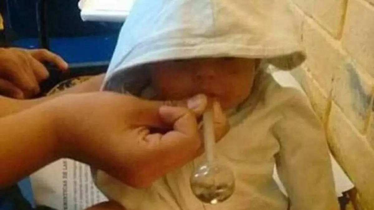 Drogen-Baby in Australien hat Crystal-Pfeife am Mund