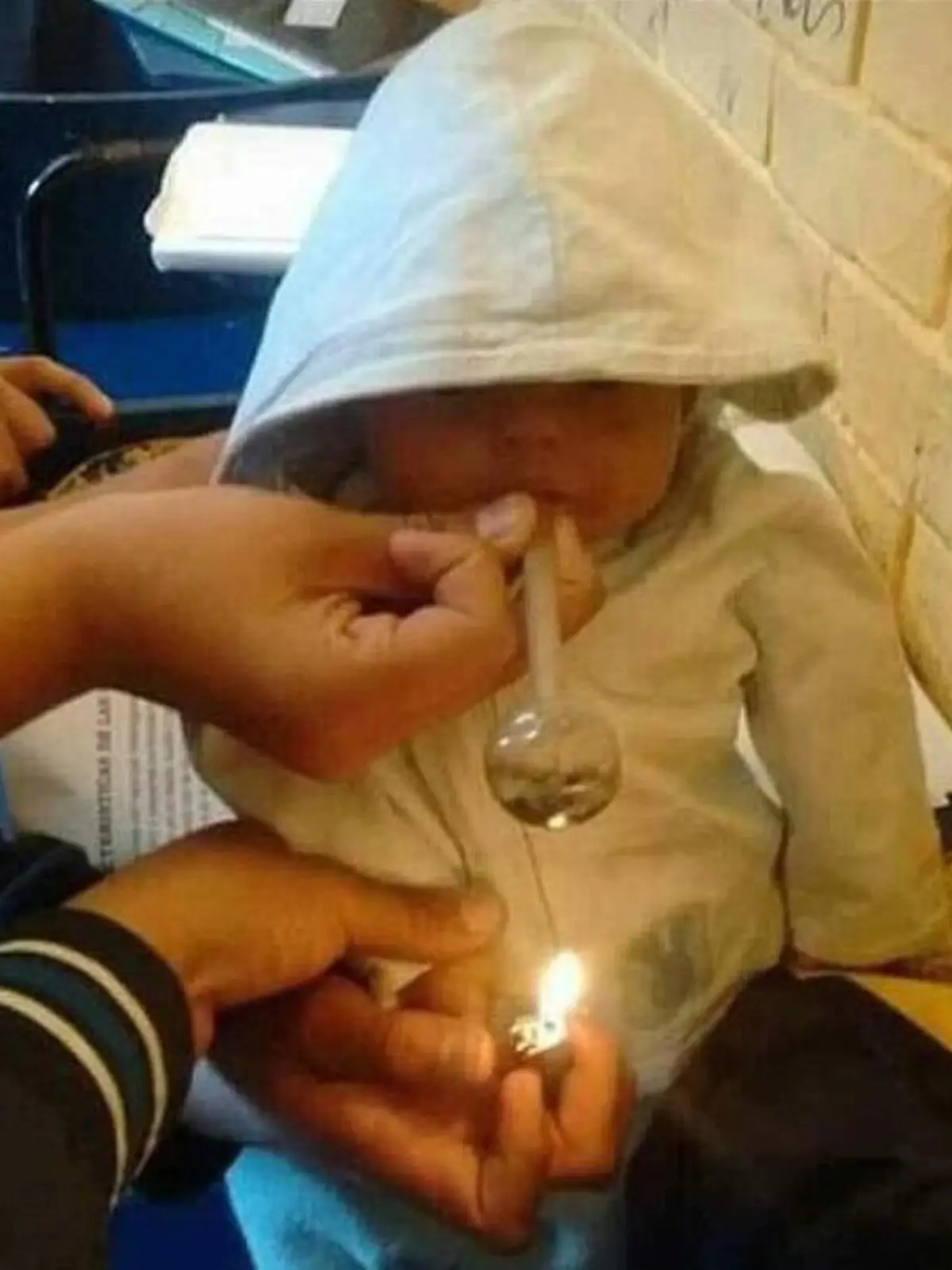 Drogen-Baby in Australien hat Crystal-Pfeife am Mund