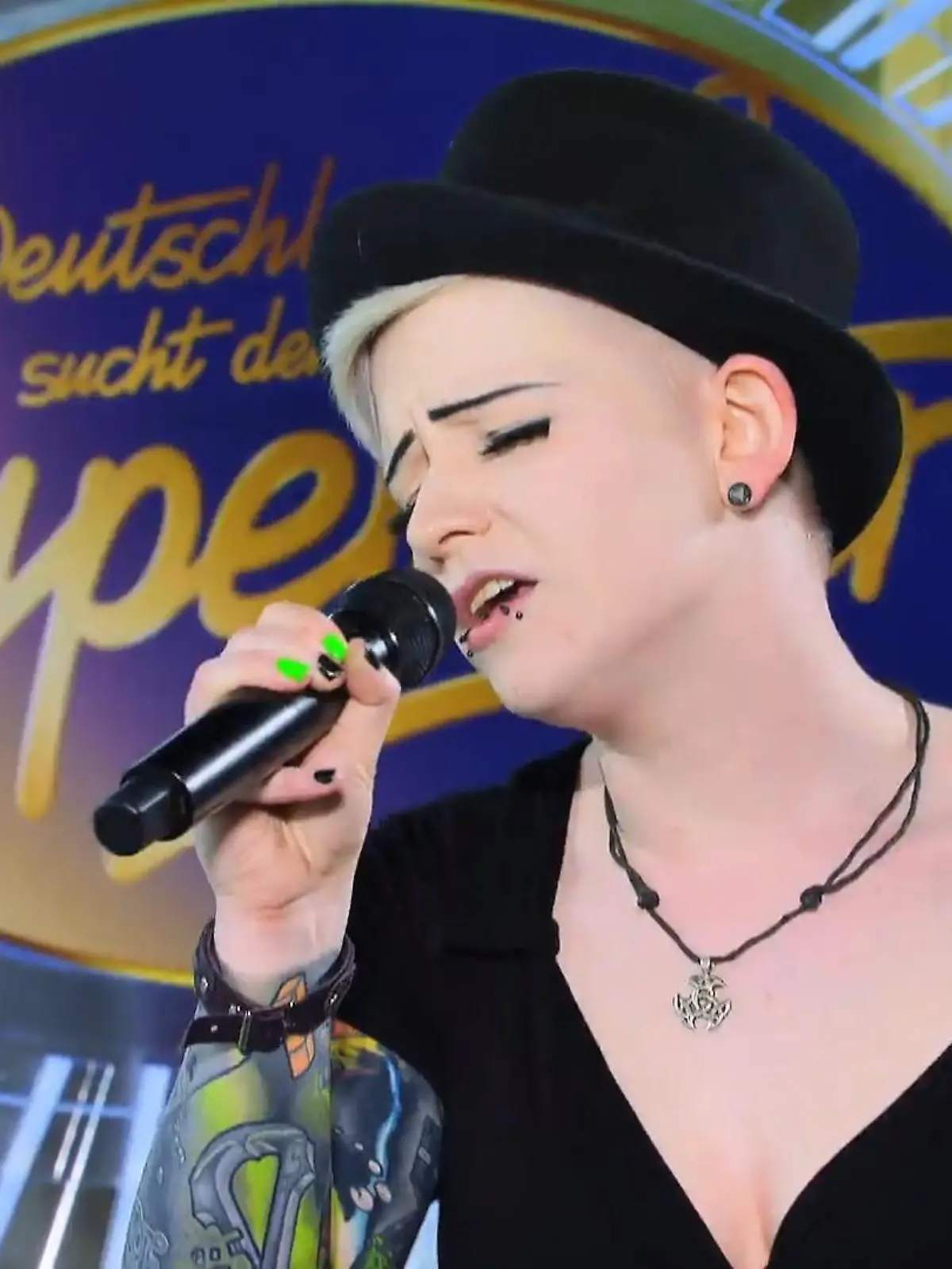Seit klein auf war für DSDS-Kandidatin Jelena eines klar: Sie möchte unbedingt einmal zu „Deutschland sucht den Superstar“. Jetzt 20 Jahre später ist es so weit: Jelena erfüllt sich ihren    großen Wunsch und tritt vor die DSDS-Jury. Für die 25-Jährige ein wichtiger Schritt, denn sie ist unheilbar krank. Mit welcher Lebensfreude sie dennoch vor die Jury tritt, zeigt das Video.