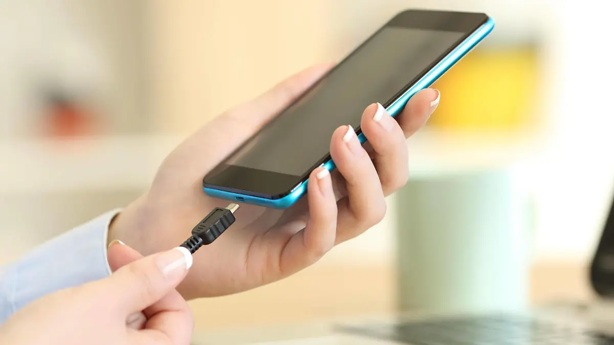 Woman hands plugging a charger on a smart phone ,model released, Symbolfoto PUBLICATIONxINxGERxSUIxAUTxONLY Copyright: xAntonioGuillemx Panthermedia26543849  