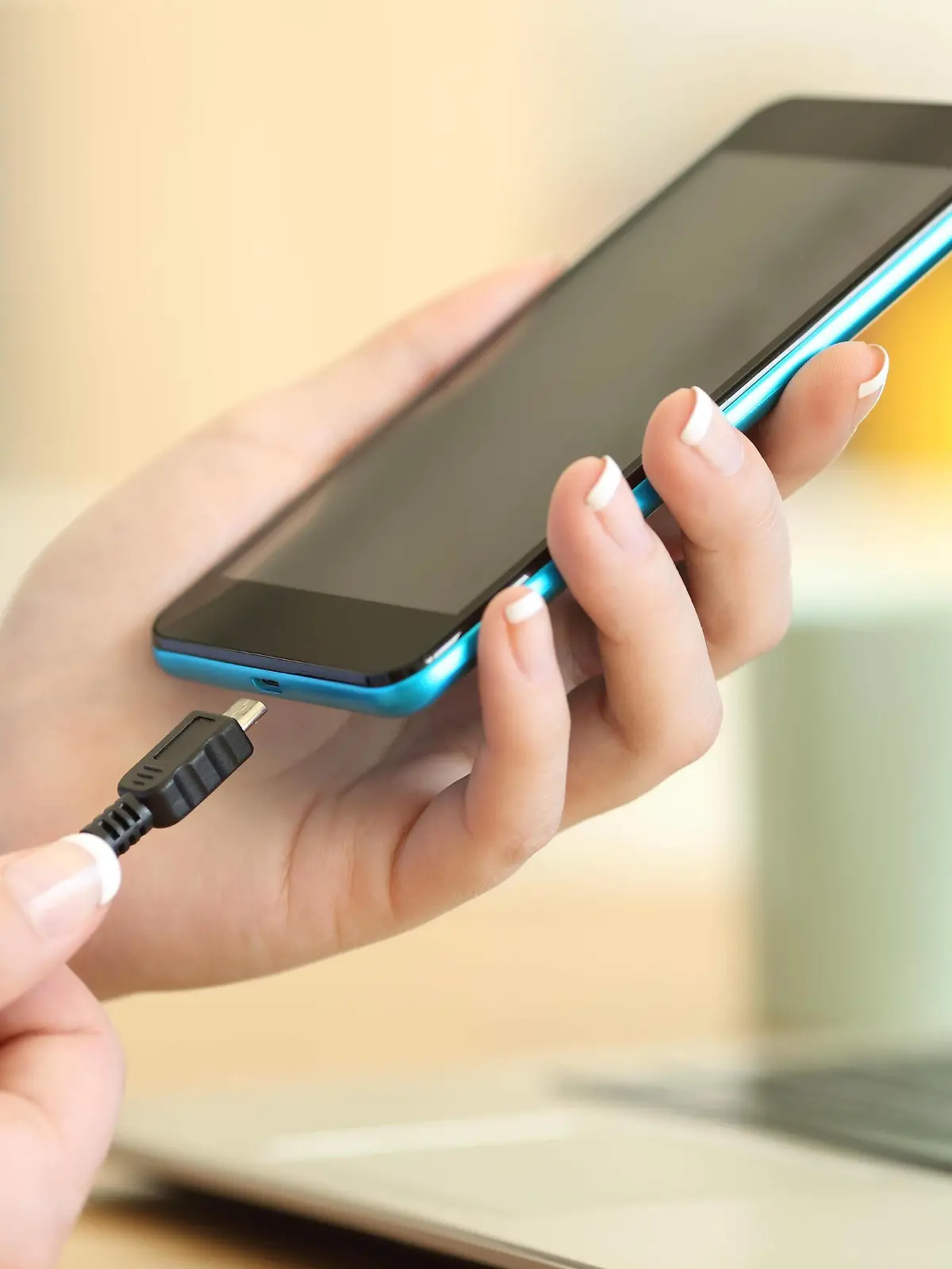 Woman hands plugging a charger on a smart phone ,model released, Symbolfoto PUBLICATIONxINxGERxSUIxAUTxONLY Copyright: xAntonioGuillemx Panthermedia26543849  