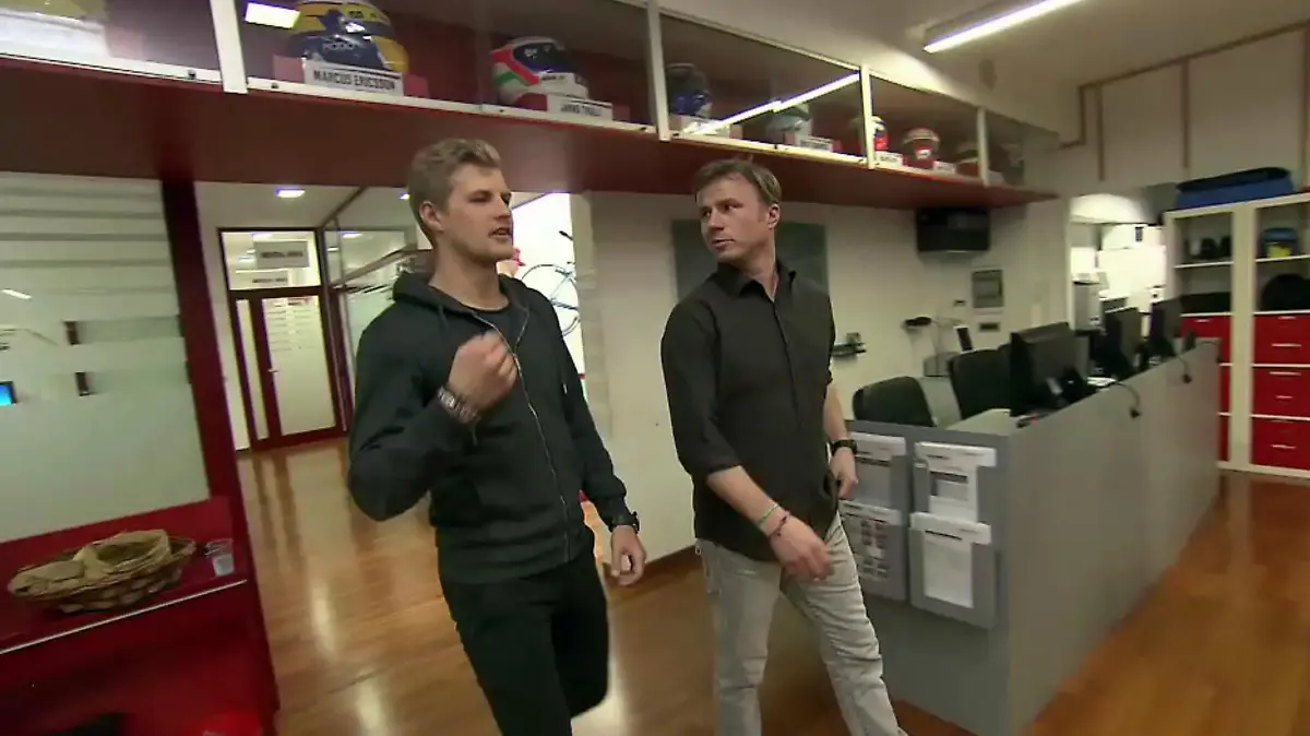 Marcus Ericsson zeigt RTL-Reporter Jan Krebs das Formula Medicine