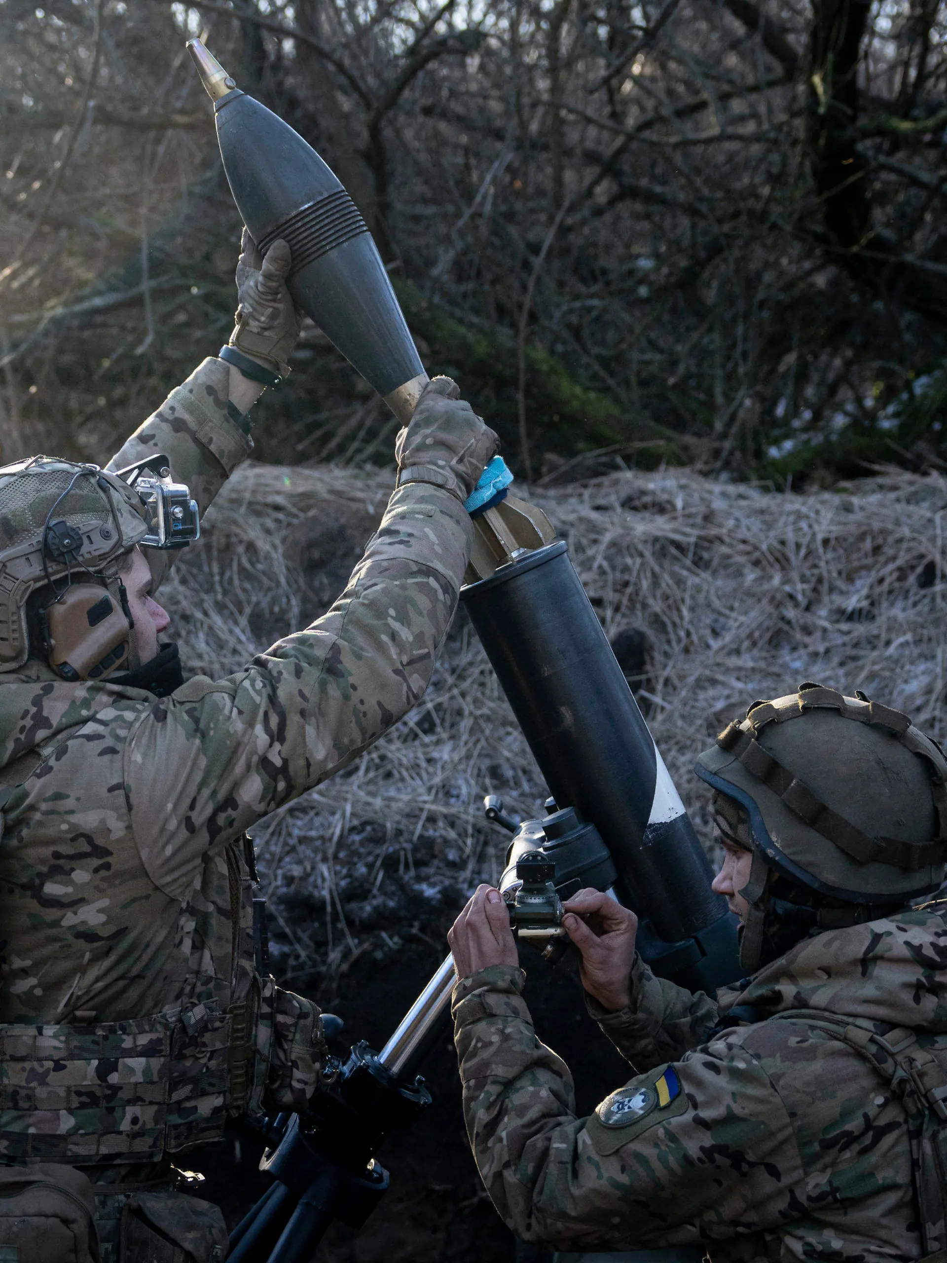 11.01.2023, Ukraine, Bachmut: Ukrainische Soldaten bereiten sich darauf vor, einen 120-mm-Mörser auf russische Stellungen an der Frontlinie in der Nähe von Bachmut abzufeuern. Foto: Evgeniy Maloletka/AP/dpa +++ dpa-Bildfunk +++