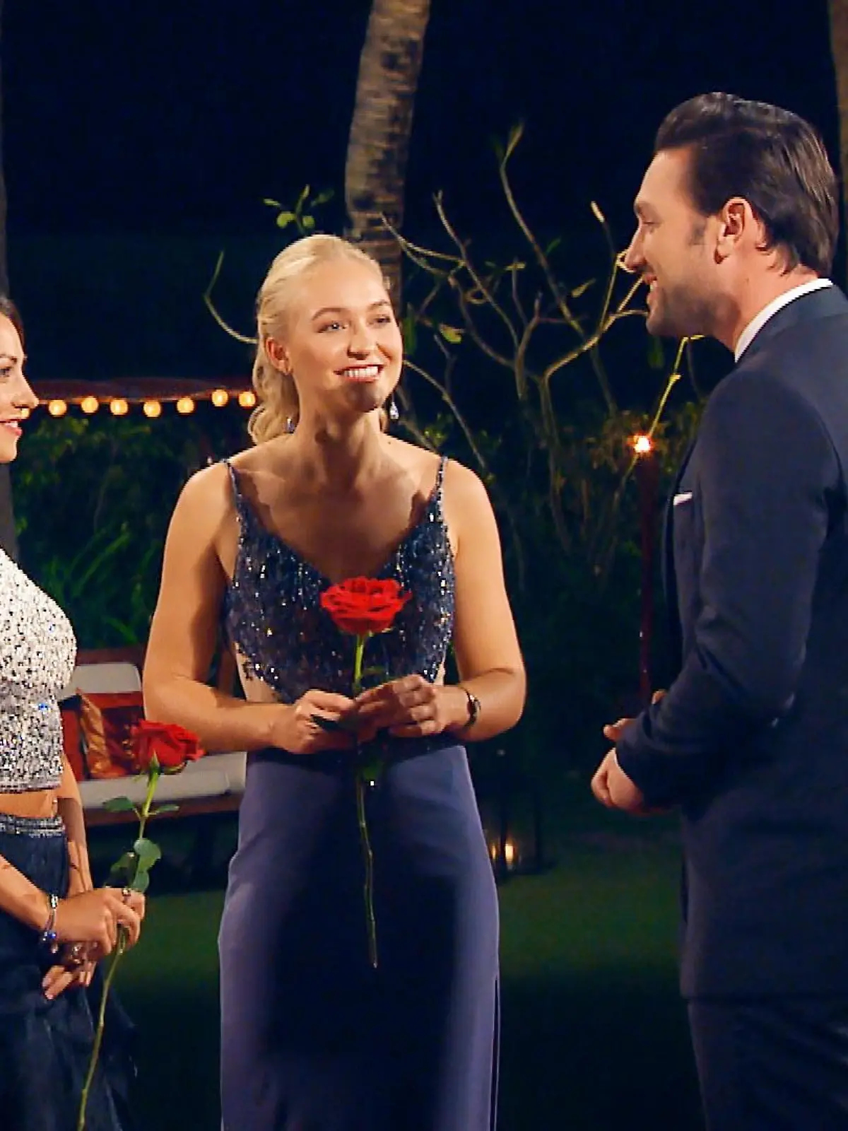 Die beiden Finalistinnen stehtn fest: Kristina (l.) und Svenja bekommen die Chance weiter um Daniels Herz zu kämpfen.