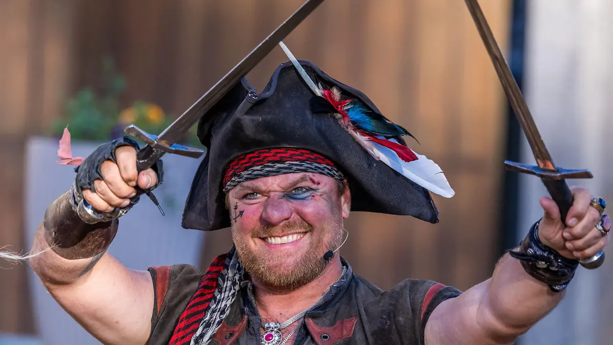 ARCHIV - 20.06.2022, Mecklenburg-Vorpommern, Grevesmühlen: Dustin Semmelrogge spielt als Israel Hands bei einer Probe für das Piraten-Open-Air «Das Geheimnis der Galeone». Ab dem 24. Juni spielt Semmelrogge bei den Karl-May-Spielen in Bad Segeberg. (zu dpa: Dustin Semmelrogge spielt Gangster bei den Karl-May-Spielen) Foto: Jens Büttner/dpa +++ dpa-Bildfunk +++