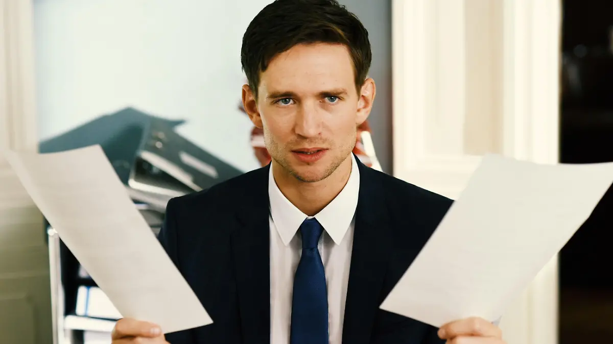 Maximilian Mertens (August Wittgenstein) ist sauer, dass Jenny sich als Anwältin ausgegeben hat.