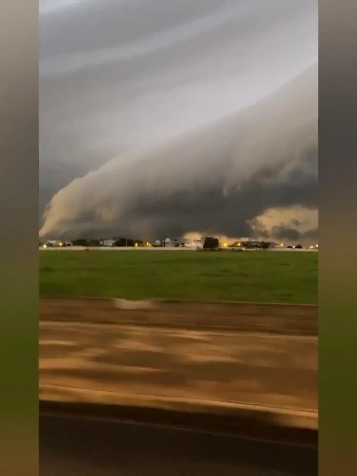 Ein seltenes Wetter-Phänomen lässt die Menschen in Brasilien staunen. Es sieht aus wie ein riesiger Tsunami am Himmel.  Eine YouTube Nutzerin war mit ihrem Mann auf dem Weg zum Abendessen und schreibt: "Bevor ich sterbe, wollte ich es noch filmen." Welche spektakulären Aufnahmen sie aus ihrem Auto filmte, sehen Sie im Video.