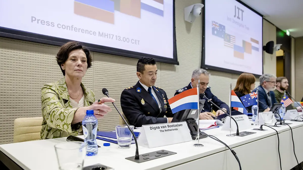 THE HAGUE - Digna van Boetzelaer Netherlands, Andy Kraag Netherlands, David McLean Australia, Asha Hoe Soo Lian Malaysia, Eric van der Sypt Belgium, Oleksandr Bank Ukraine prior to a presentation of the Joint Investigation Team JIT of results in the ongoing investigation into those involved in the downing of flight MH17. It concerns an investigation into the crew of the missile installation that brought down the aircraft and those responsible for the delivery of the weapon system. ANP SEM VAN DER WAL netherlands out - belgium out *** THE HAGUE Digna van Boetzelaer Netherlands , Andy Kraag Netherlands , David McLean Australia , Asha Hoe Soo Lian Malaysia , Eric van der Sypt Belgium , Oleksandr Bank Ukraine prior to a presentati PUBLICATIONxINxGERxSUIxAUTxONLY Copyright: xx x462356145x originalFilename: 462356145.jpg