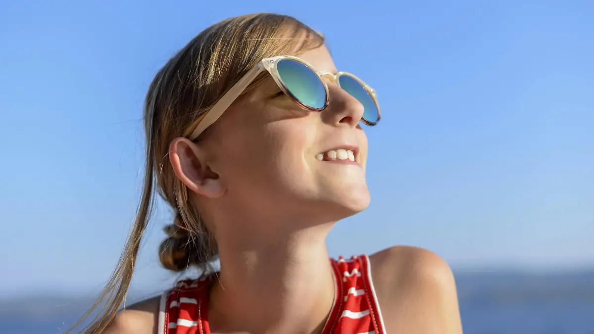 Croatia, Lokva Rogoznica, portrait of sunbathing girl on the beach wearing sunglasses model released Symbolfoto PUBLICATIONxINxGERxSUIxAUTxHUNxONLY BFRF01962