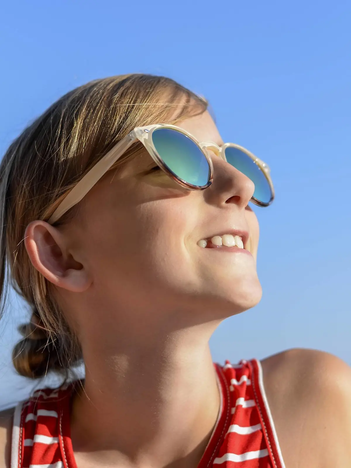 Croatia, Lokva Rogoznica, portrait of sunbathing girl on the beach wearing sunglasses model released Symbolfoto PUBLICATIONxINxGERxSUIxAUTxHUNxONLY BFRF01962  