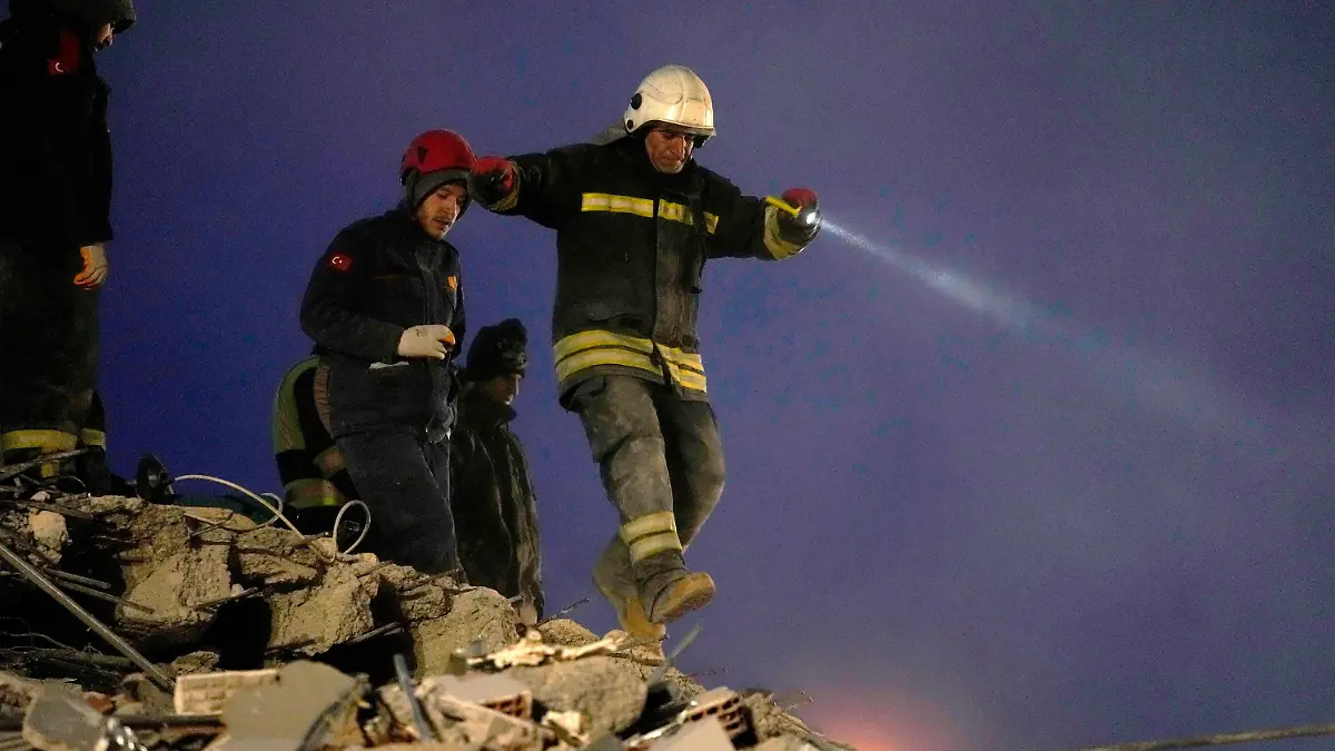 08.02.2023, Türkei, Gaziantep: Feuerwehrleute suchen in den Trümmern eines zerstörten Gebäudes nach Menschen. Nach den schweren Erdbeben im türkisch-syrischen Grenzgebiet sind 50 Einsatzkräfte des Technischen Hilfswerks (THW) zum Hilfseinsatz in Gaziantep im Südosten der Türkei eingetroffen. Foto: Kamran Jebreili/AP/dpa +++ dpa-Bildfunk +++