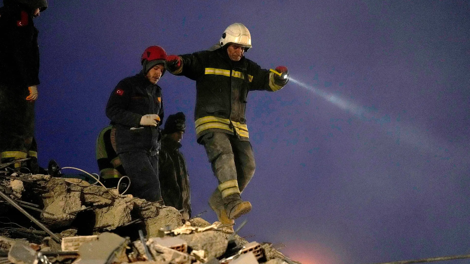 08.02.2023, Türkei, Gaziantep: Feuerwehrleute suchen in den Trümmern eines zerstörten Gebäudes nach Menschen. Nach den schweren Erdbeben im türkisch-syrischen Grenzgebiet sind 50 Einsatzkräfte des Technischen Hilfswerks (THW) zum Hilfseinsatz in Gaziantep im Südosten der Türkei eingetroffen. Foto: Kamran Jebreili/AP/dpa +++ dpa-Bildfunk +++