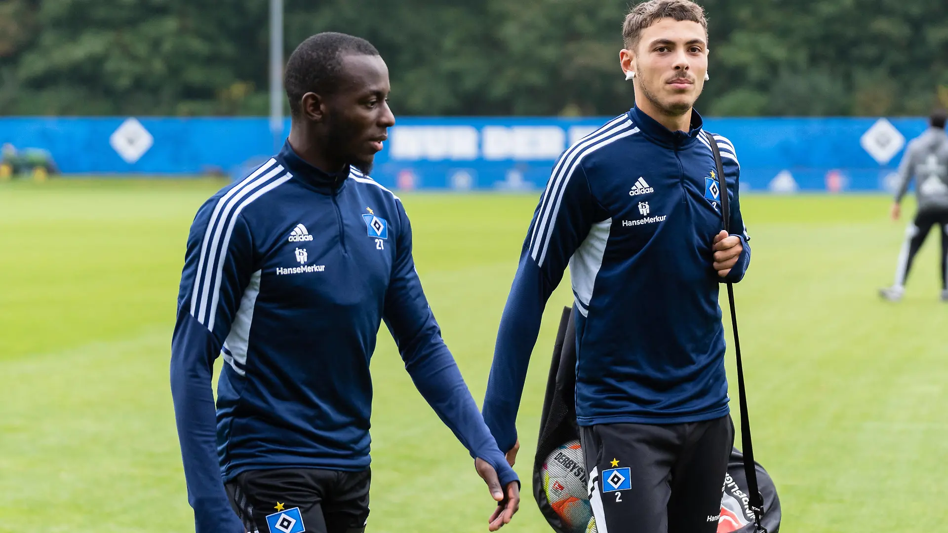  Jean-Luc Dompe Hamburger SV 27 und William Mikelbrencis Hamburger SV 2 Training Hamburger SV, Saison 2022/2023, 13.10.2022 -Pressefoto/Marcel von Fehrn Training Hamburger SV, Saison 2022/2023, 13.10.2022 Hamburg *** Jean Luc Dompe Hamburger SV 27 and William Mikelbrencis Hamburger SV 2 Training Hamburger SV, 2022 2023 season, 13 10 2022 Press photo Marcel von Fehrn Training Hamburger SV, 2022 2023 season, 13 10 2022 Hamburg. Copyright: xEibner-Pressefoto/MarcelxvonxFehrnx EP_MFN