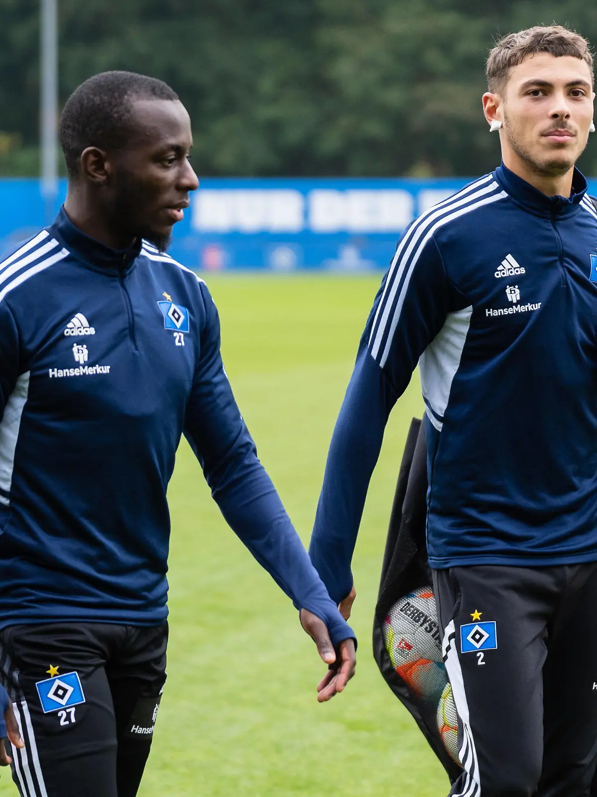  Jean-Luc Dompe Hamburger SV 27 und William Mikelbrencis Hamburger SV 2 Training Hamburger SV, Saison 2022/2023, 13.10.2022 -Pressefoto/Marcel von Fehrn Training Hamburger SV, Saison 2022/2023, 13.10.2022 Hamburg *** Jean Luc Dompe Hamburger SV 27 and William Mikelbrencis Hamburger SV 2 Training Hamburger SV, 2022 2023 season, 13 10 2022 Press photo Marcel von Fehrn Training Hamburger SV, 2022 2023 season, 13 10 2022 Hamburg. Copyright: xEibner-Pressefoto/MarcelxvonxFehrnx EP_MFN