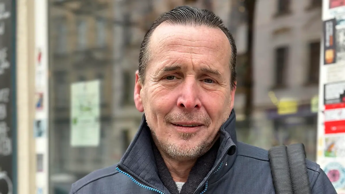 Ralf Mertes vor dem Homeplanet Hostel Leipzig.
