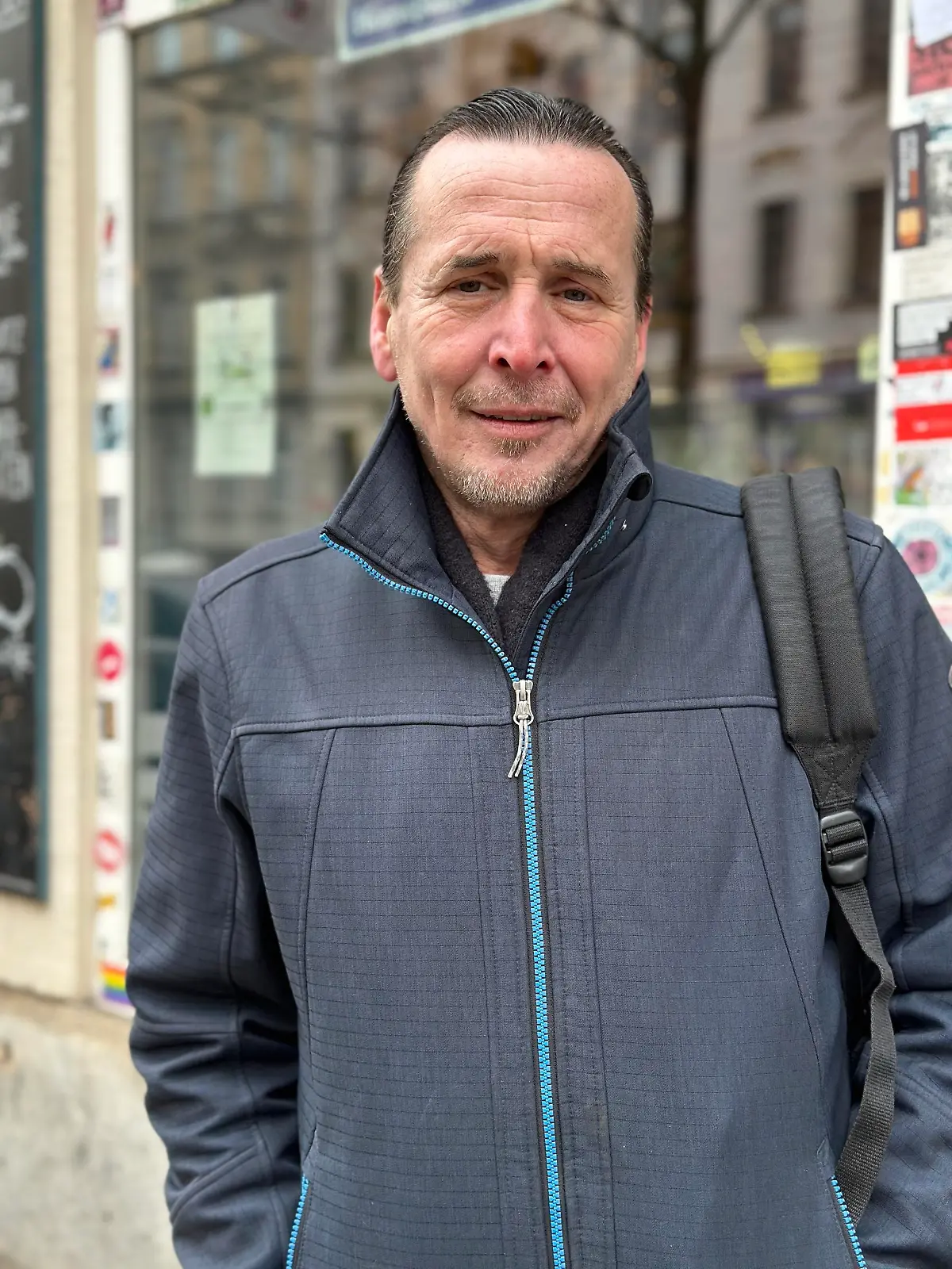 Ralf Mertes vor dem Homeplanet Hostel Leipzig.
