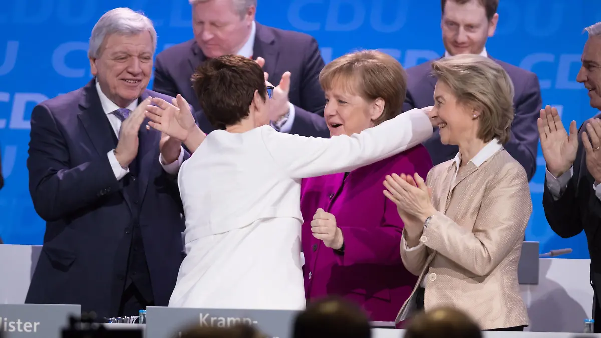 26.02.2018,Berlin,Deutschland,GER, 30. Parteitag der CDU Deutschlands. Bewerbungsrede zum Amt der Generalsekretärin der CDU. Annegret Kramp-Karrenbauer mit 98,87 Prozent zur neuen Generalsekretärin gewählt. BK Angela Merkel, BM Ursula von der Leyen *** 26 02 2018 Berlin Germany GER 30 Congress of the CDU Germany Application speech on the office of General Secretary of the CDU Annegret Kramp Karrenbauer elected new Secretary General with 98 87 percent BK Angela Merkel BM Ursula von der Leyen