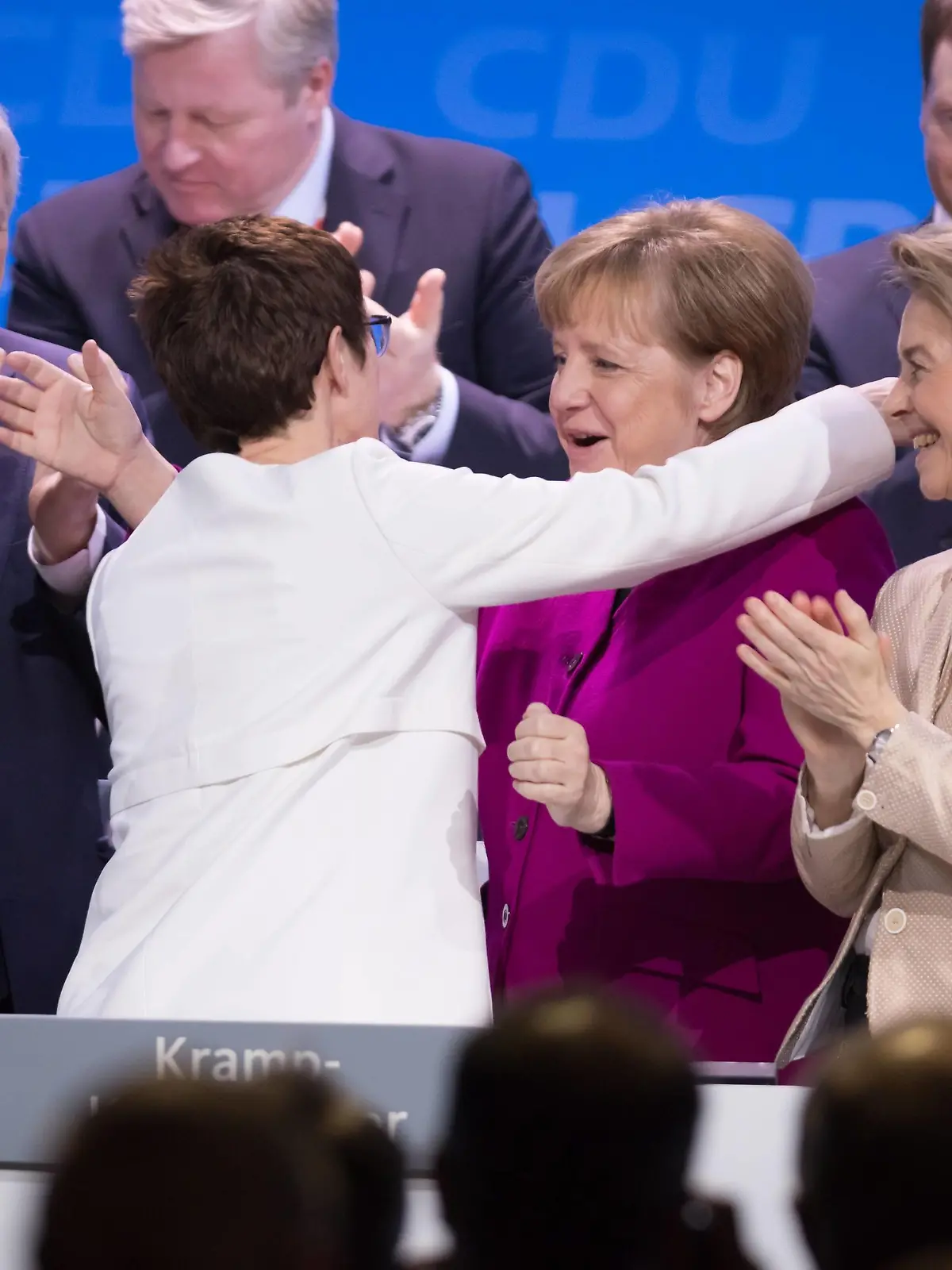 26.02.2018,Berlin,Deutschland,GER, 30. Parteitag der CDU Deutschlands. Bewerbungsrede zum Amt der Generalsekretärin der CDU. Annegret Kramp-Karrenbauer mit 98,87 Prozent zur neuen Generalsekretärin gewählt. BK Angela Merkel, BM Ursula von der Leyen *** 26 02 2018 Berlin Germany GER 30 Congress of the CDU Germany Application speech on the office of General Secretary of the CDU Annegret Kramp Karrenbauer elected new Secretary General with 98 87 percent BK Angela Merkel BM Ursula von der Leyen  