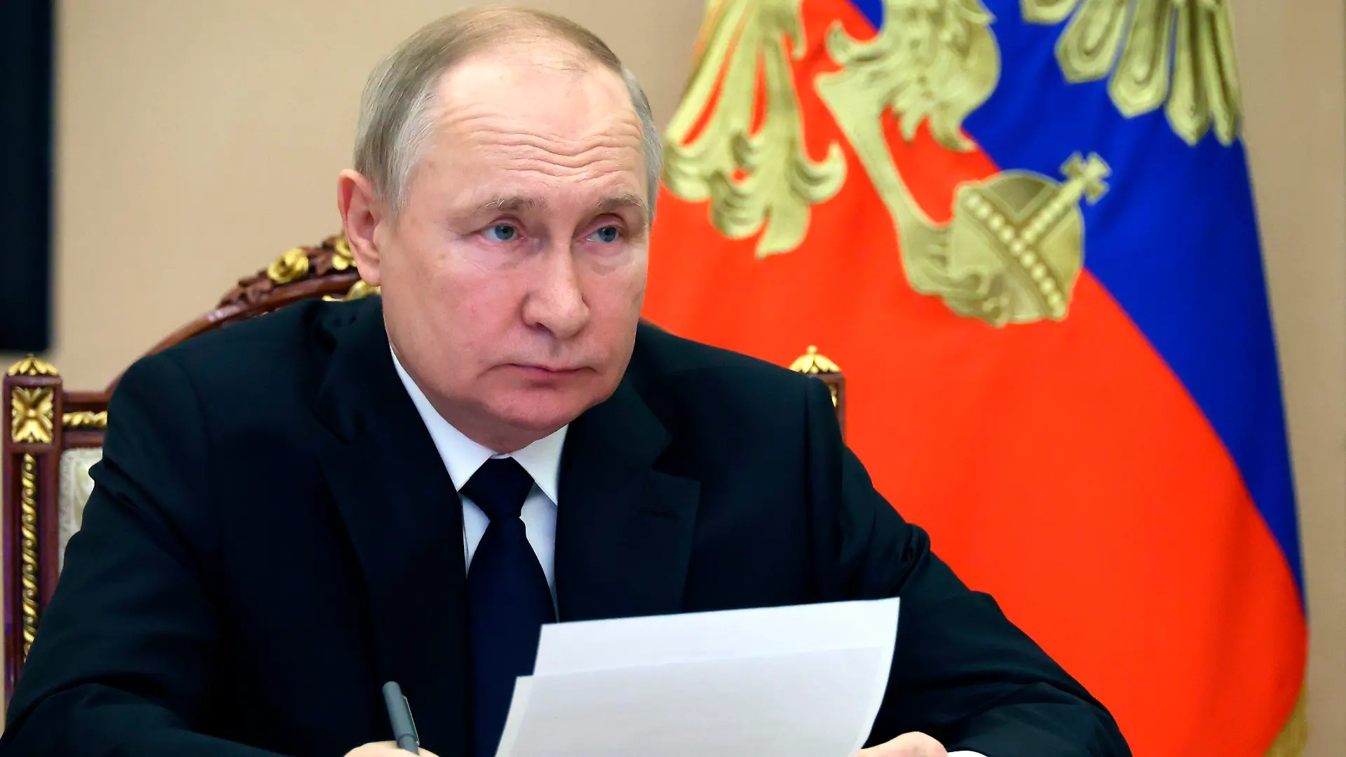 ARCHIV - 21.12.2022, Russland, Moskau: Dieses von der staatlichen russischen Nachrichtenagentur Sputnik via AP veröffentlichte Foto zeigt Wladimir Putin, Präsident von Russland, der per Videokonferenz an der Eröffnungszeremonie für das Gaskondensatfeld Kowykta teilnimmt. Der russische Präsident Putin spielte nach Erkenntnissen internationaler Ermittler eine aktive Rolle beim Abschuss des Passagierflugzeuges MH17 im Juli 2014 über der Ostukraine. Das geht aus abgehörten Telefongesprächen hervor, wie das Ermittlerteam am Mittwoch in Den Haag mitteilte. Foto: Mikhail Kuravlev/Pool Sputnik Kremlin/AP/dpa +++ dpa-Bildfunk +++