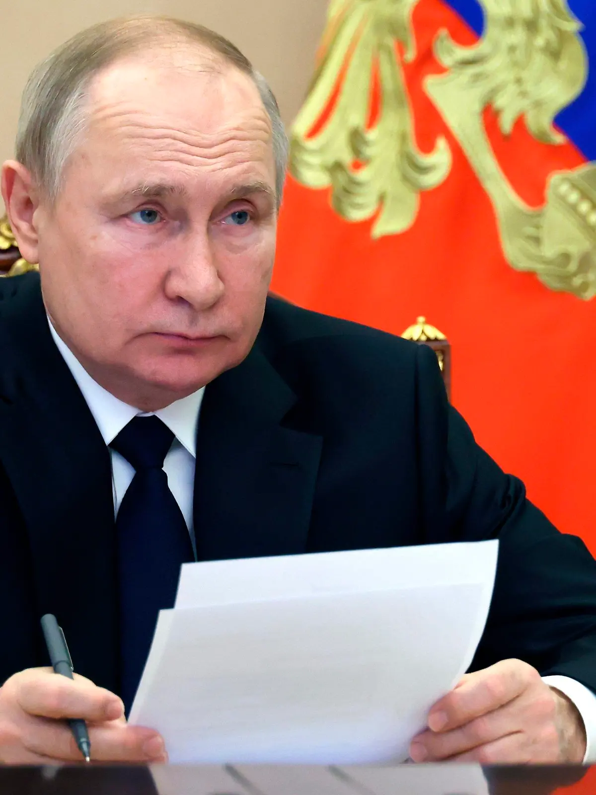 ARCHIV - 21.12.2022, Russland, Moskau: Dieses von der staatlichen russischen Nachrichtenagentur Sputnik via AP veröffentlichte Foto zeigt Wladimir Putin, Präsident von Russland, der per Videokonferenz an der Eröffnungszeremonie für das Gaskondensatfeld Kowykta teilnimmt. Der russische Präsident Putin spielte nach Erkenntnissen internationaler Ermittler eine aktive Rolle beim Abschuss des Passagierflugzeuges MH17 im Juli 2014 über der Ostukraine. Das geht aus abgehörten Telefongesprächen hervor, wie das Ermittlerteam am Mittwoch in Den Haag mitteilte. Foto: Mikhail Kuravlev/Pool Sputnik Kremlin/AP/dpa +++ dpa-Bildfunk +++