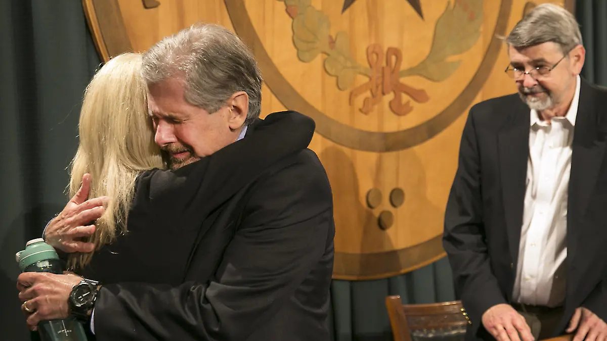 Kent Whitaker, Vater von Thomas Whitaker, in Umarmung mit neuer Ehefrau