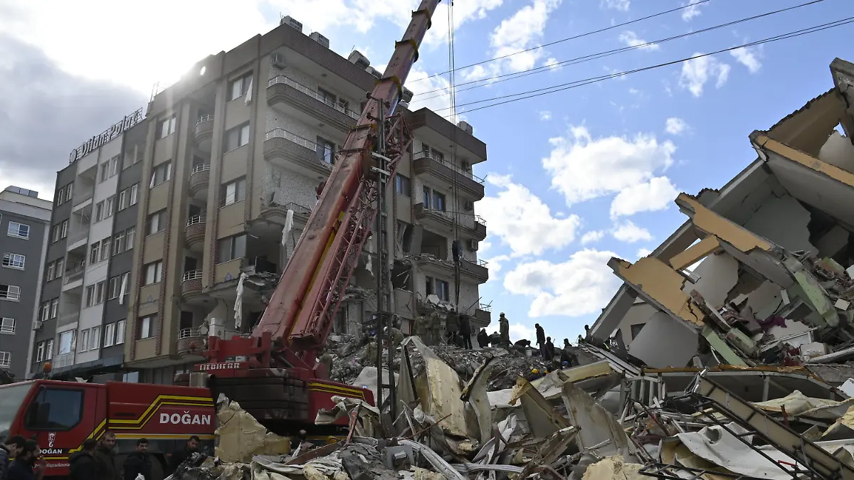 08.02.2023, Türkei, ·skenderun: Helfer bilden eine Kette auf einer Ruine. Aus den Trümmern hören sie noch Stimmen Verschütteter, darum wird der Schutt nur von Hand abgetragen. Mit einer Stärke von 7,7 bis 7,8 hatte ein Erdbeben am frühen Montagmorgen das Gebiet an der türkisch-syrischen Grenze erschüttert. Am Montagmittag folgte dann ein weiteres Beben der Stärke 7,5 in derselben Region. Foto: Anne Pollmann/dpa +++ dpa-Bildfunk +++