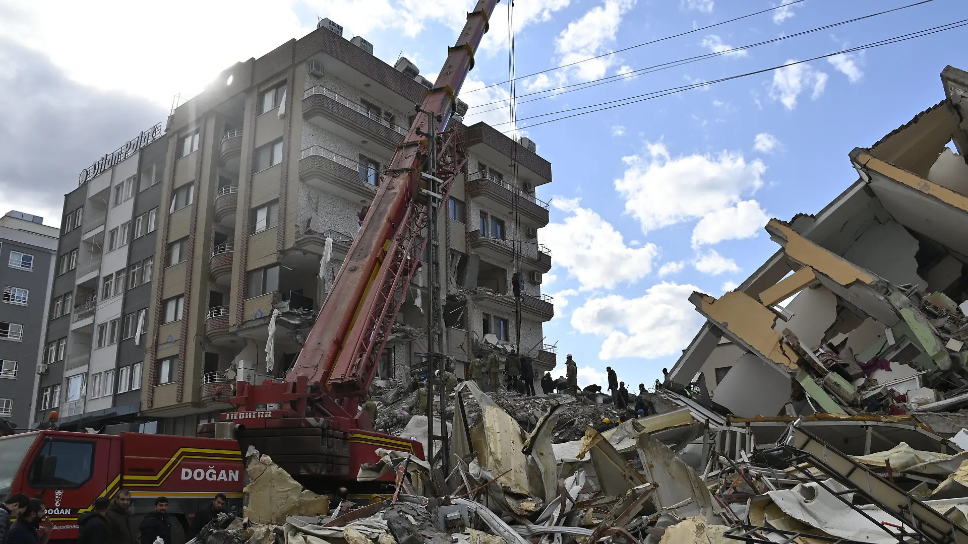 08.02.2023, Türkei, ·skenderun: Helfer bilden eine Kette auf einer Ruine. Aus den Trümmern hören sie noch Stimmen Verschütteter, darum wird der Schutt nur von Hand abgetragen. Mit einer Stärke von 7,7 bis 7,8 hatte ein Erdbeben am frühen Montagmorgen das Gebiet an der türkisch-syrischen Grenze erschüttert. Am Montagmittag folgte dann ein weiteres Beben der Stärke 7,5 in derselben Region. Foto: Anne Pollmann/dpa +++ dpa-Bildfunk +++