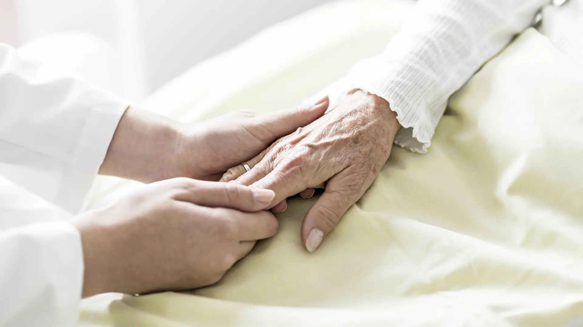Pflegerin haelt die Hand einer Seniorin (model-released) Copyright: xMEVx ALLMVPC770836

Nurse holds the Hand a Seniorin Model released Copyright xMEVx ALLMVPC770836  